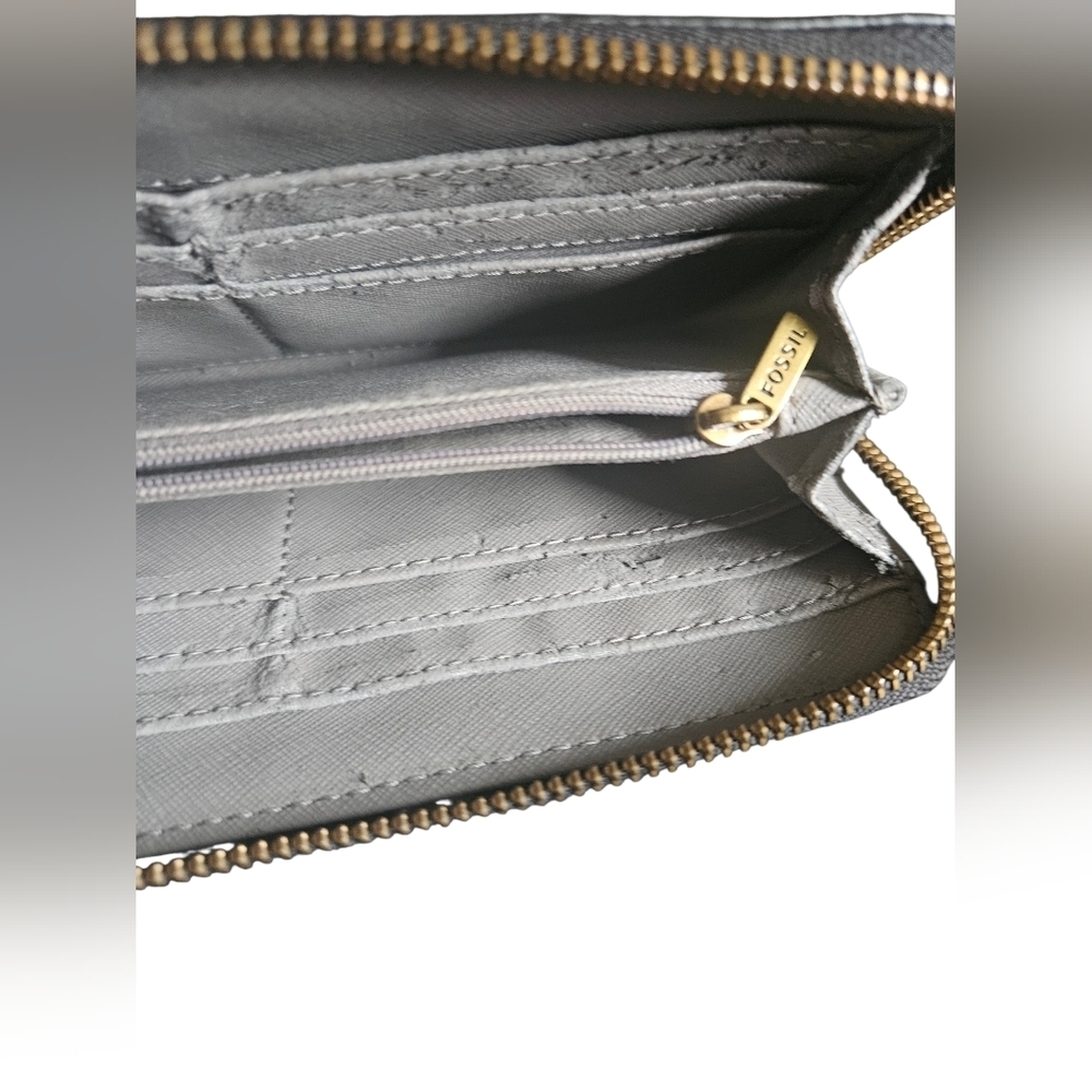 Fossil Pebble Leather Full Zip Around Wallet - Picture 3 of 4